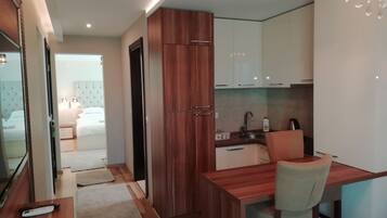 Luxe studio suite | Privékeuken | Een minikoelkast, een waterkoker