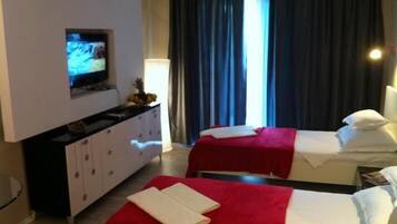 Kahden hengen huone (kaksi sänkyä) | Pimennysverhot, äänieristys, ilmainen Wi-Fi, vuodevaatteet