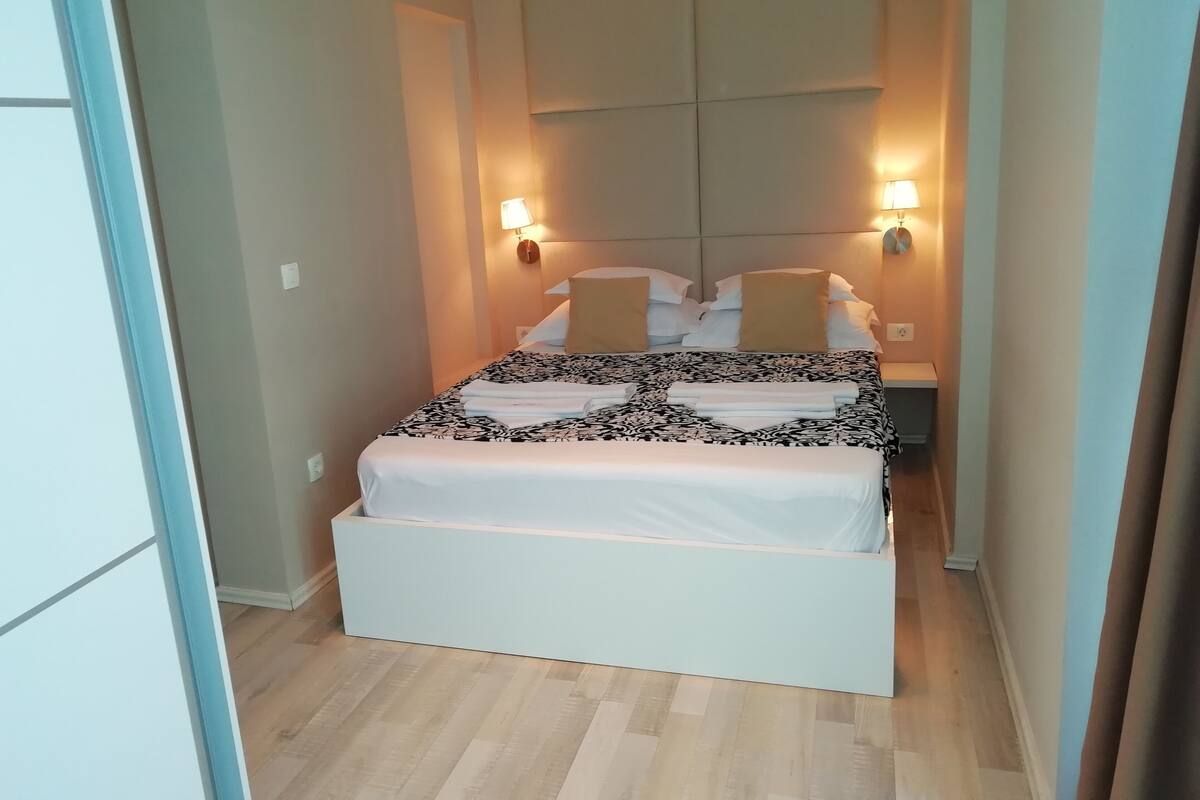 Habitación triple Deluxe | Cortinas blackout, insonorización, wifi gratis y ropa de cama 