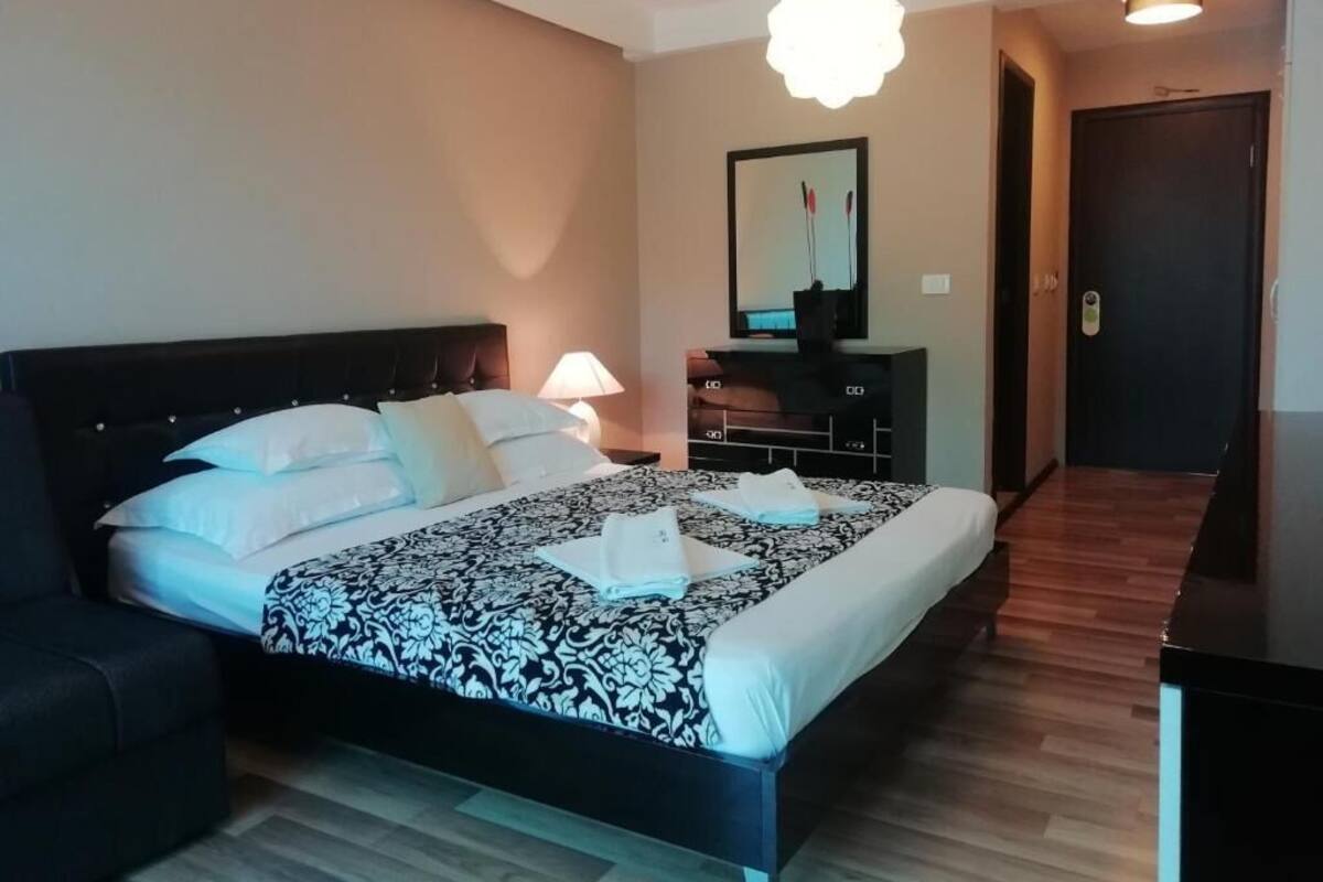 Habitación triple Confort | Cortinas blackout, insonorización, wifi gratis y ropa de cama 