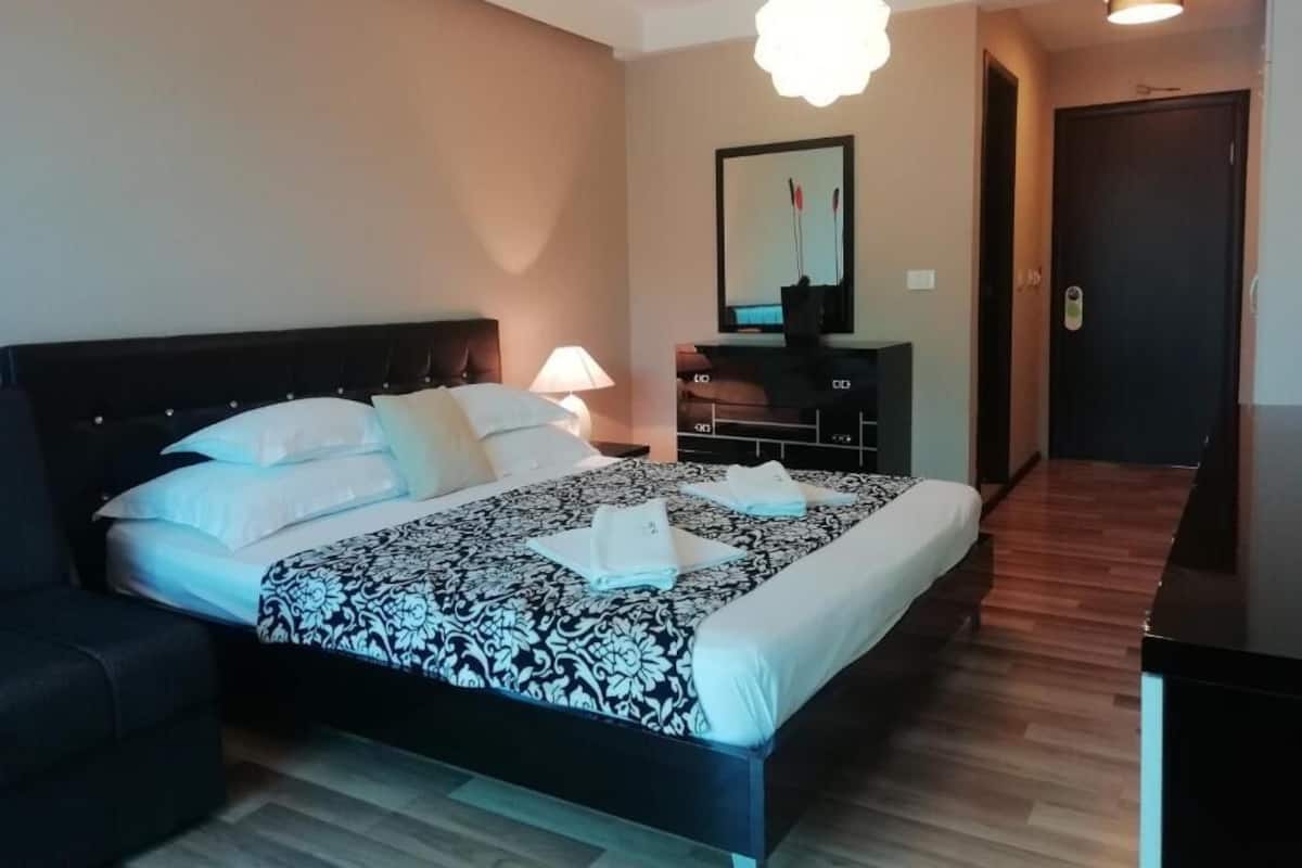 Habitación triple estándar | Cortinas blackout, insonorización, wifi gratis y ropa de cama