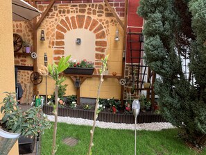 Property grounds - New! Stylish city apartment *Netflix,parking lot,close to BHF* (CB)