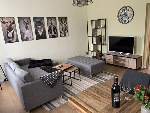 Smart TV - New! Stylish city apartment *Netflix,parking lot,close to BHF* (CB)