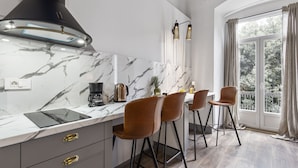 Superior Apartment, Balcony (Captain Arthur) | Private kitchen | Fridge, microwave, stovetop, electric kettle - Apartments Carpathia (Rijeka)