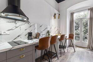 Căn hộ Superior, ban công (Captain Arthur) | Bếp riêng | Tủ lạnh, lò vi sóng, bếp nấu, ấm điện