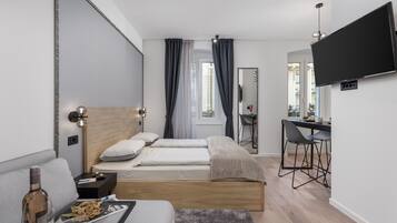 Deluxe Studio (4) | Desk, soundproofing, free WiFi, bed sheets