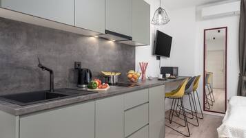 Deluxe Studio (5) | Private kitchenette | Coffee/tea maker, electric kettle