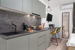 Deluxe Studio (5) | Private kitchenette | Coffee/tea maker, electric kettle - Deluxe Apartments & Rooms In the Center (Rijeka)
