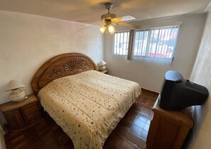 2 slaapkamers, een laptopwerkplek, een strijkplank/strijkijzer, internet