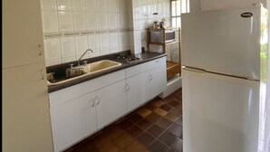 Liesi, keittoastiat/astiat/ruokailuvälineet