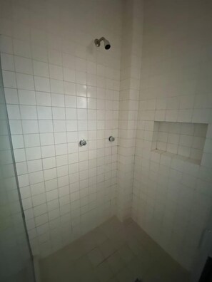 Apartment (2 Bedrooms) | Badezimmer | Handtücher