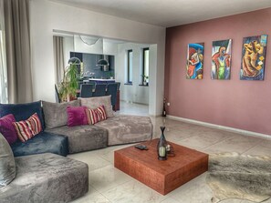 Departamento, 3 habitaciones, vista a la alberca | Área de sala de estar | Televisión de pantalla plana 