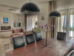 Departamento, 3 habitaciones, vista a la alberca | Sala de estar | Televisión de pantalla plana 