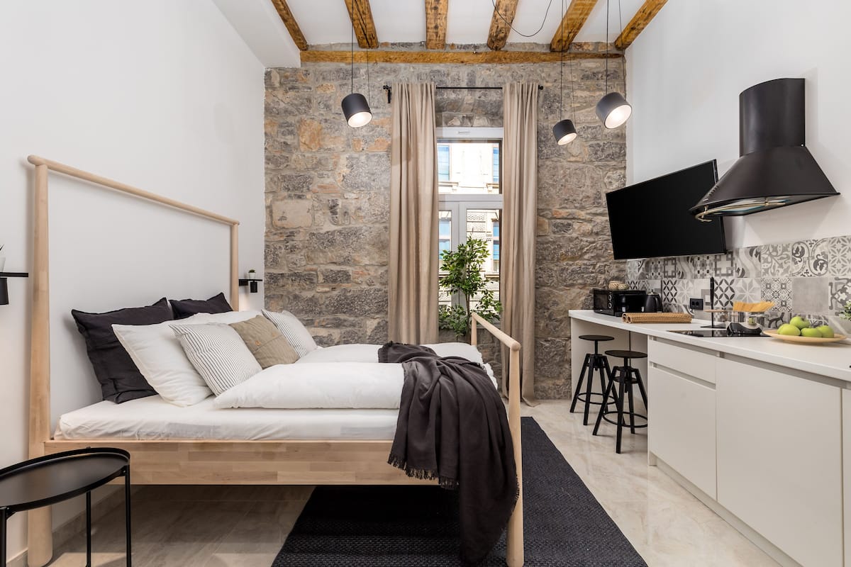 Studio | WiFi (free), bed sheets