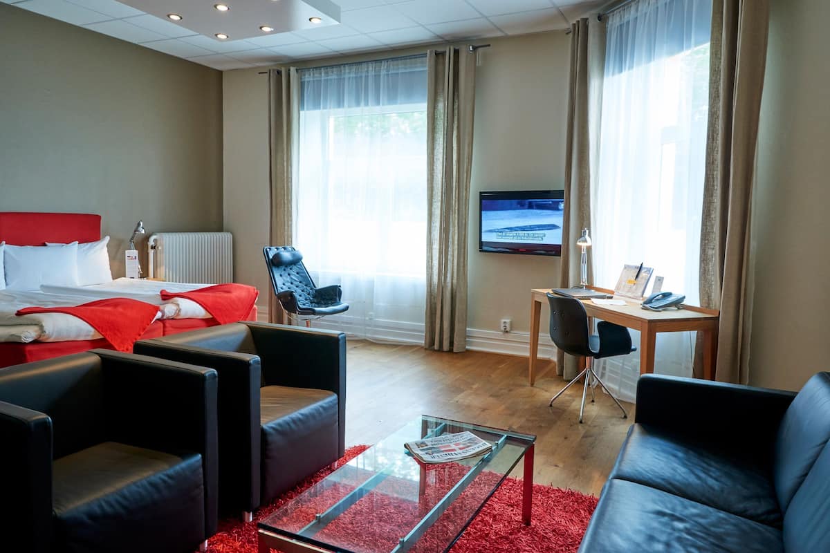 deluxe double room | 1 bedroom, minibar, individually decorated, individually furnished