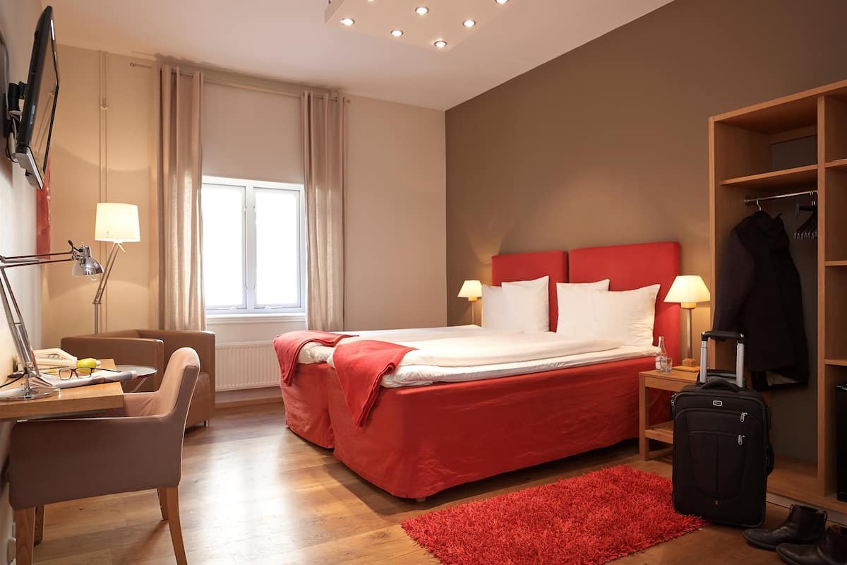 Habitación doble estándar | 1 habitación, minibar, decoración personalizada y muebles diferentes