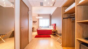 Deluxe-dobbeltværelse | Minibar, individuelt design, individuel indretning, skrivebord