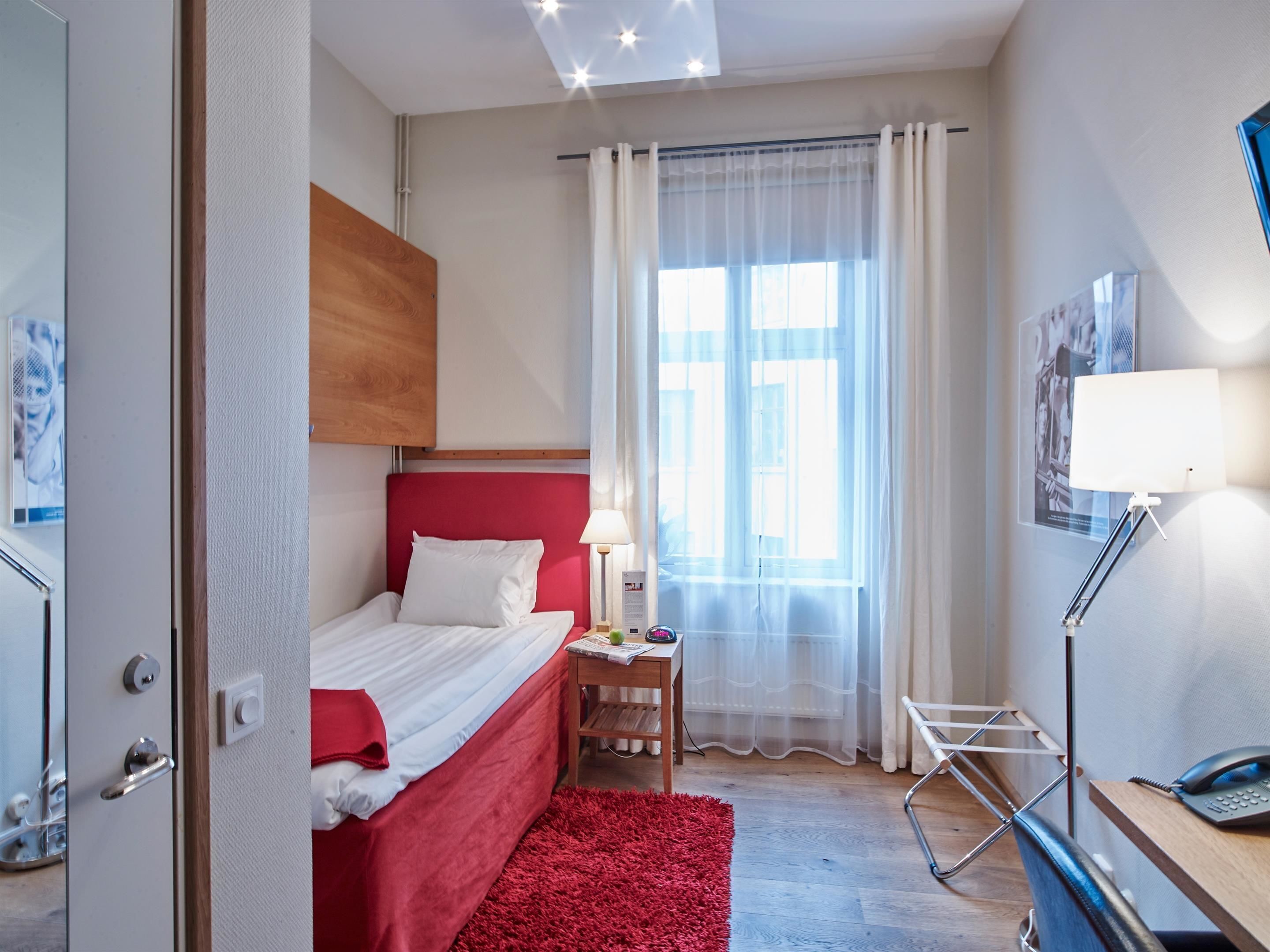 Minibar, decoración personalizada, muebles diferentes y escritorio 