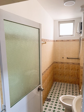 Doppelzimmer | Badezimmer | Haartrockner, Hausschuhe, Handtücher, Seife