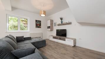 Vila, kolam renang pribadi | Ruang keluarga | TV layar datar