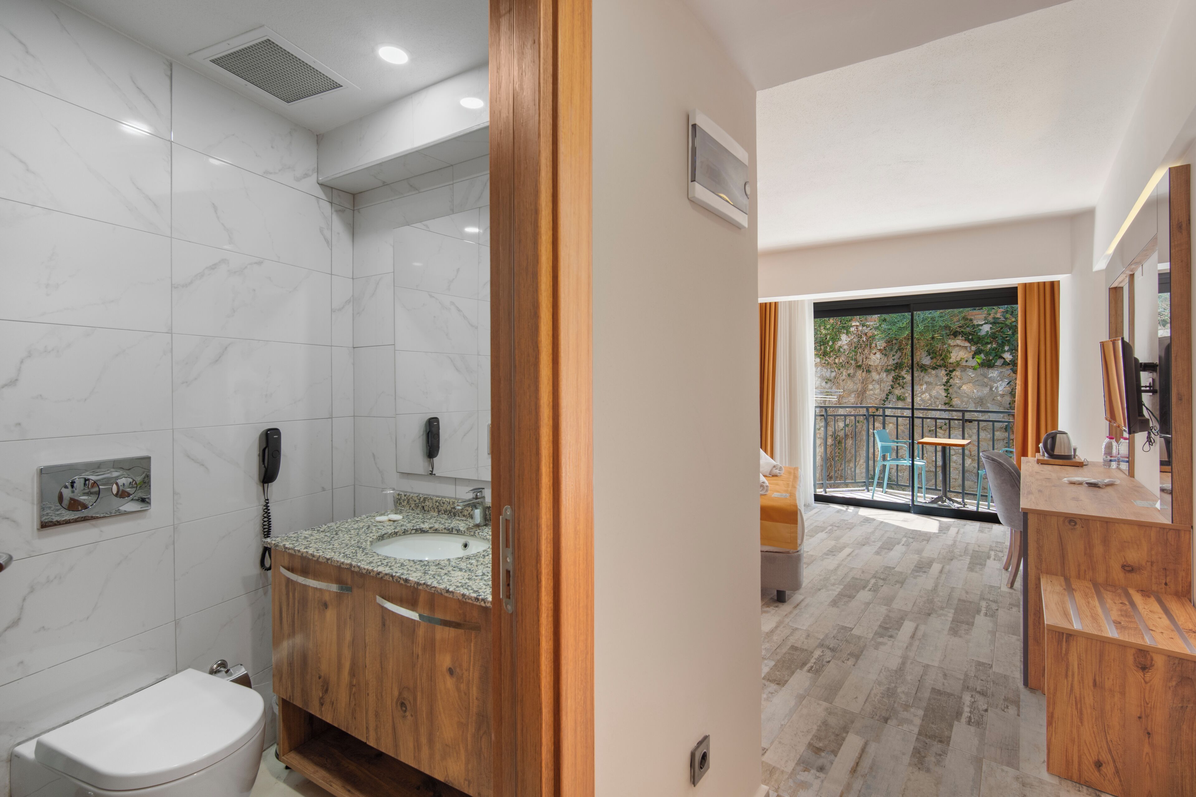 deluxe room, 1 bedroom, non smoking, mountain view | bathroom | free toiletries, hair dryer, slippers, towels