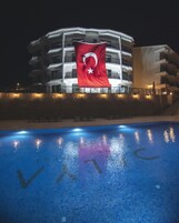 Una piscina con una bandera al fondo.