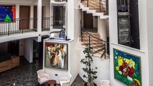 A multi-level hotel lobby with marble flooring, white walls, and artwork. - Dalya Resort Aqua & Spa Hotel (Datça)
