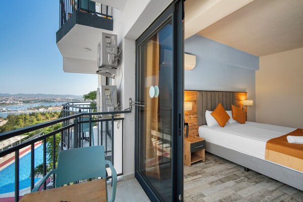 Superior Family Room | Frigobar (abastecido com alguns itens grátis), cofres nos quartos