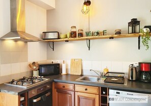 Réfrigérateur, batterie de cuisine, vaisselle et ustensiles