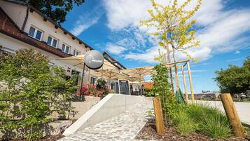 Kahden hengen comfort-huone, 1 keskisuuri parisänky, jokinäköala | Ylelliset vuodevaatteet, yksilöllisesti kalustettu, työpöytä