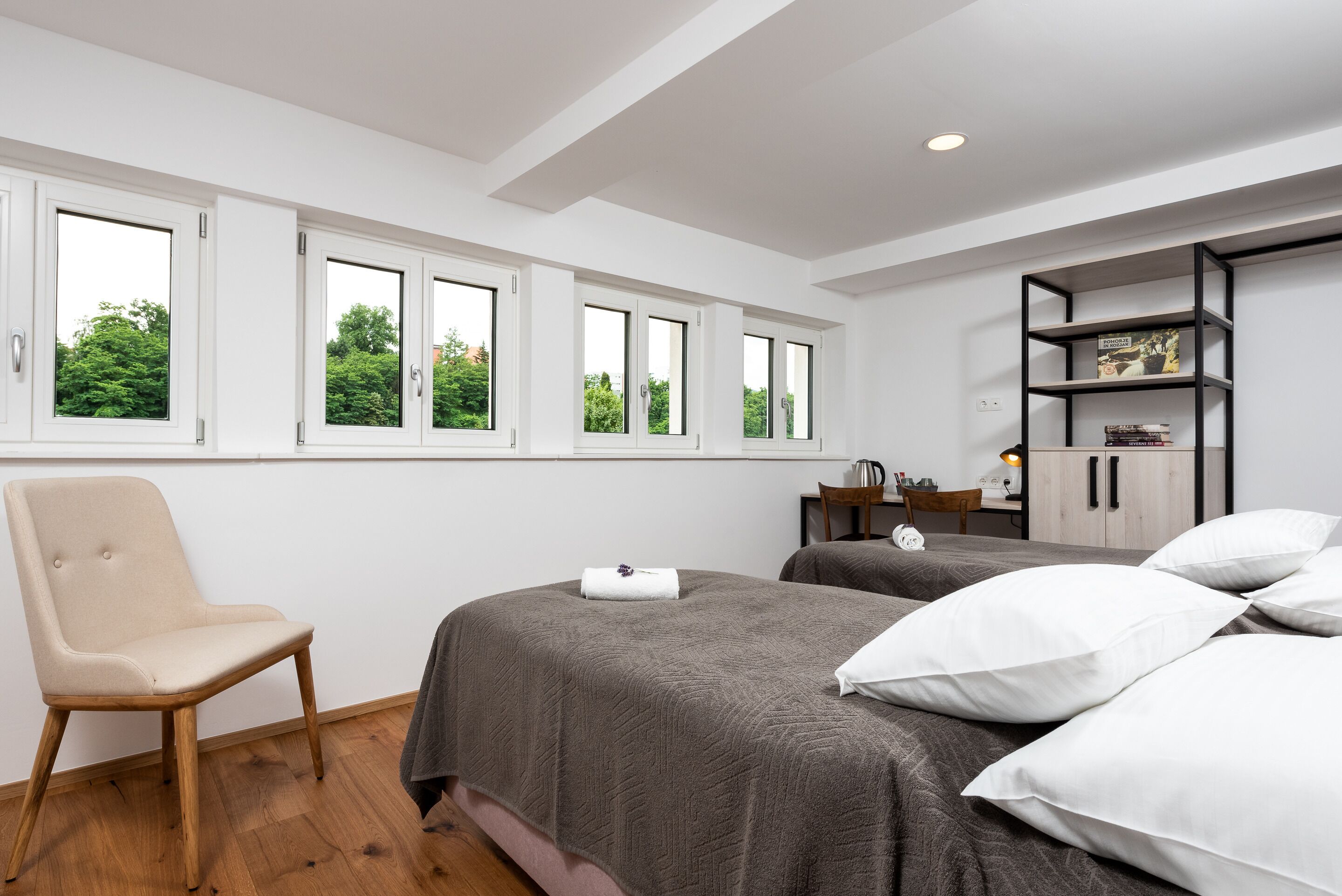 Panoramic-Suite, 2 Schlafzimmer, Flussblick | Hochwertige Bettwaren, individuell eingerichtet, Schreibtisch