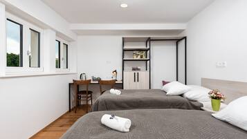 Panoramic-Suite, 2 Schlafzimmer, Flussblick | Hochwertige Bettwaren, individuell eingerichtet, Schreibtisch