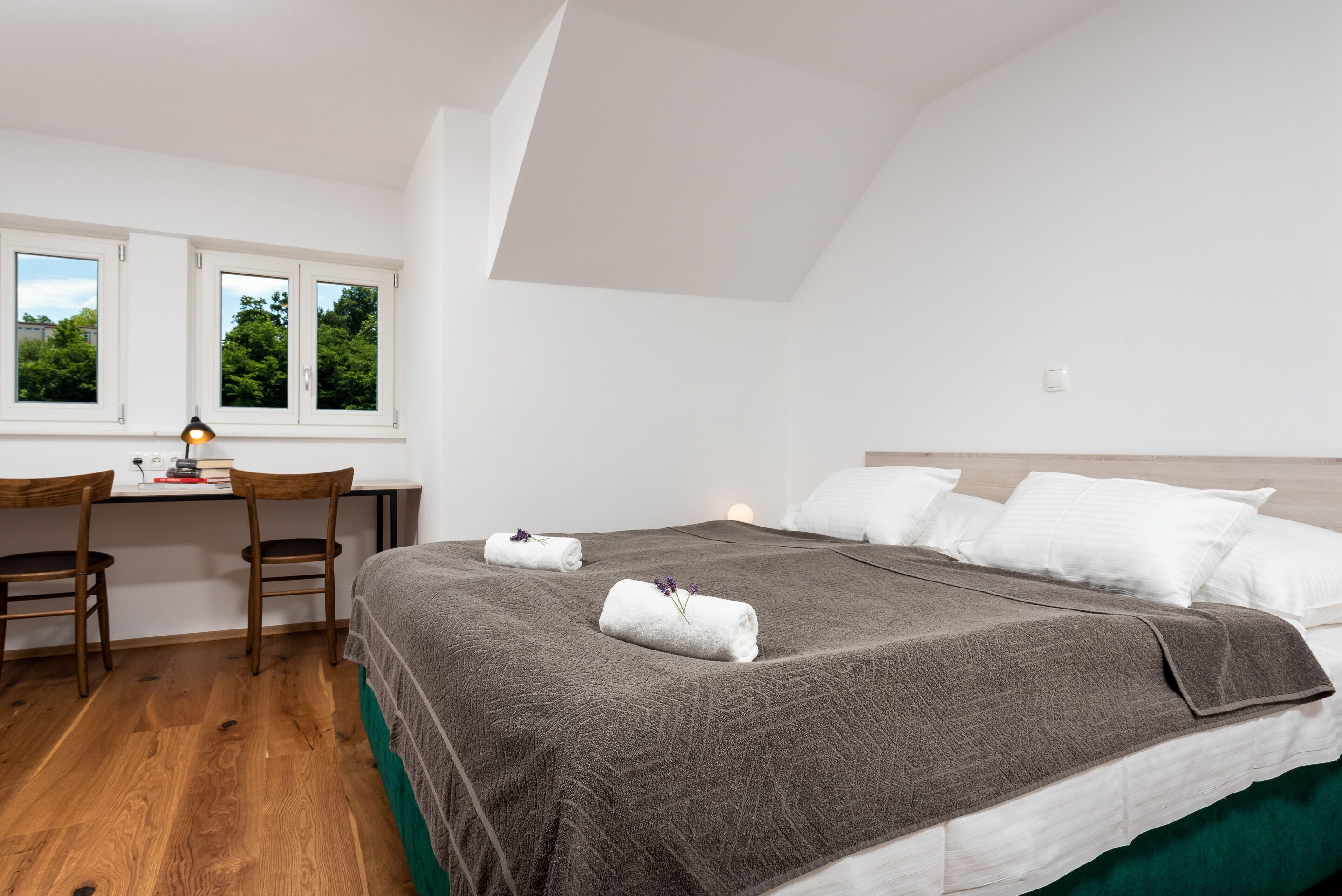 全景套房, 2 间卧室, 河景 | 高档床上用品、特色家居、办公桌、笔记本电脑工作区