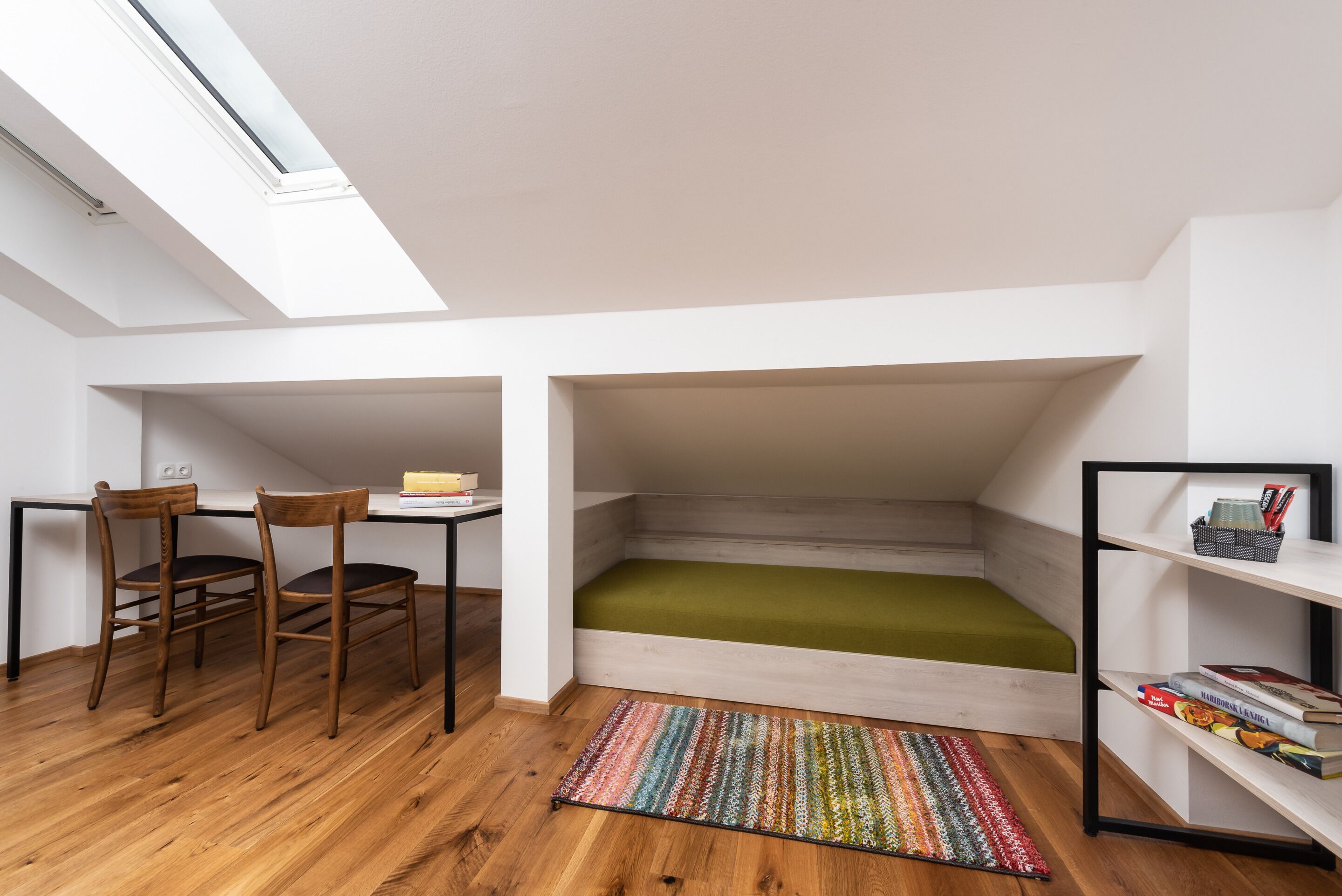 Romantisches Doppelzimmer, 1 Queen-Bett | Wohnbereich | 70-cm-LED-Fernseher mit Kabelempfang, Fernseher