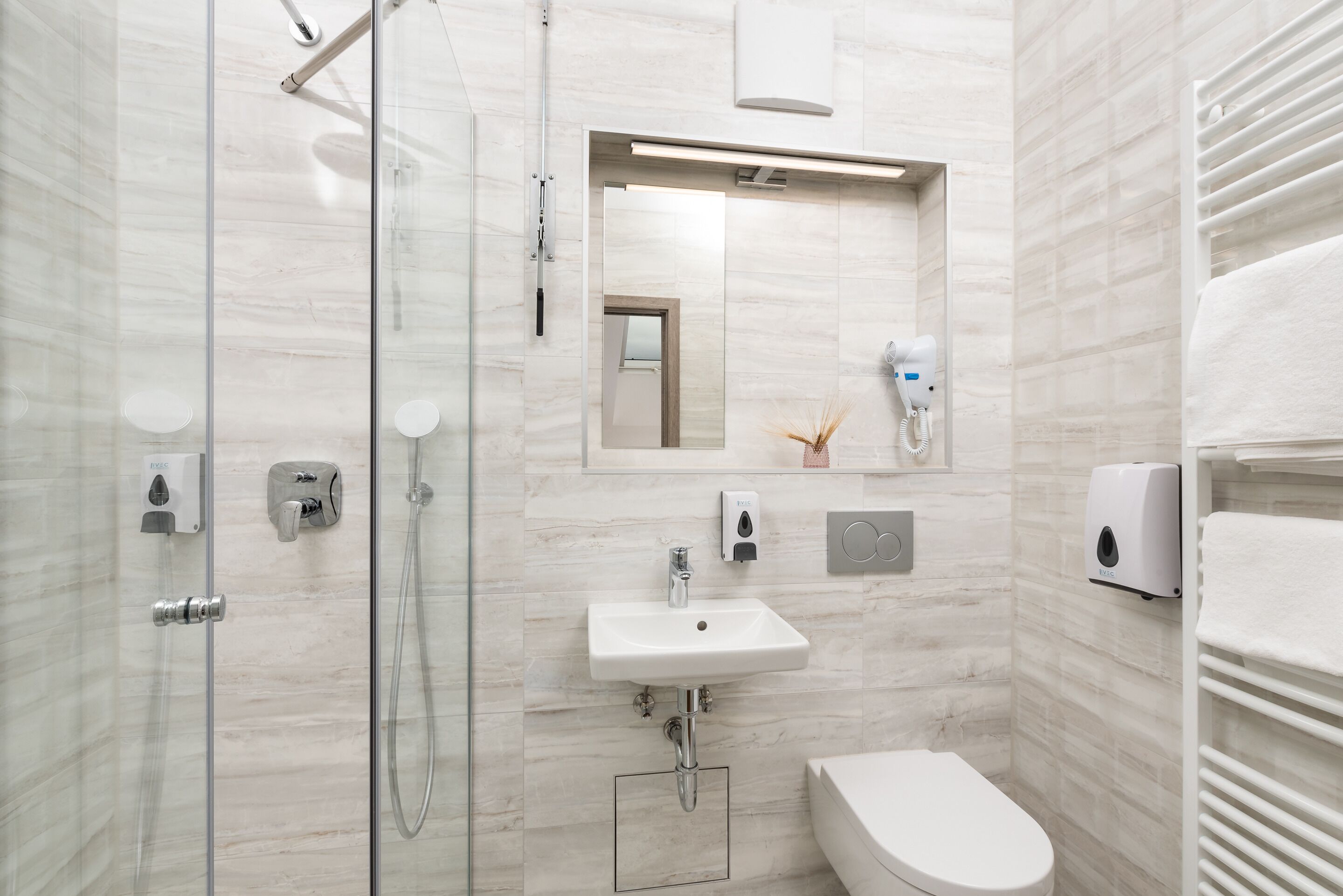 Romantisches Doppelzimmer, 1 Queen-Bett | Badezimmer | Dusche, Regendusche, Haartrockner, Fußbodenheizung (Badezimmer)