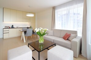 Appartement, vue sur la mer | Salle de séjour | Téléviseur à écran plat