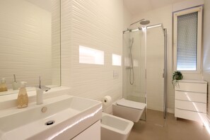 Apartemen, pemandangan laut | Kamar mandi | Shower, pengering rambut, handuk, dan sabun