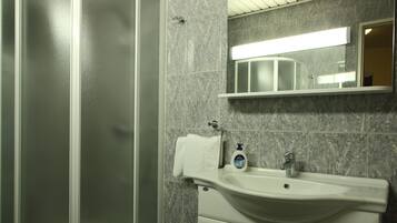 Studio | Bathroom | Hair dryer, towels, soap, toilet paper