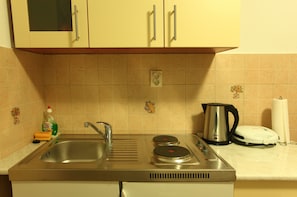 Studio | Private kitchenette | Fridge, oven, stovetop, cookware/dishes/utensils