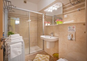 Apartment, 1 Schlafzimmer, Balkon | Badezimmer | Handtücher, Seife, Shampoo, Toilettenpapier