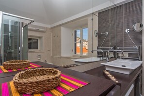 Apartment, 2 Bedrooms, City View | Bathroom
