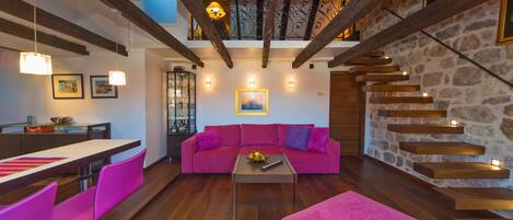 Apartamento, 2 habitaciones, vistas a la ciudad | Zona de estar | Una televisión de pantalla plana