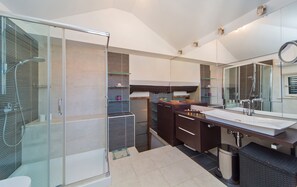 Leilighet, 2 soverom, byutsikt | Bad | Hårføner, bidé, håndklær og såpe