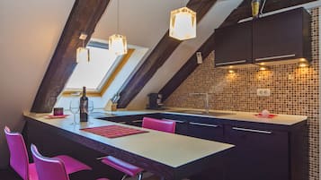 Apartment, 2 Schlafzimmer, Stadtblick | Eigene Küche | Wasserkocher mit Kaffee-/Teezubehör, großer Kühlschrank, Herdplatte