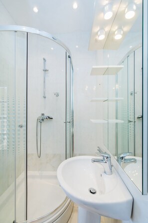 Shower, hair dryer, slippers, bidet - Villa Mia (Dubrovnik)