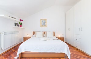 Desk, iron/ironing board, free WiFi, bed sheets - Villa Mia (Dubrovnik)