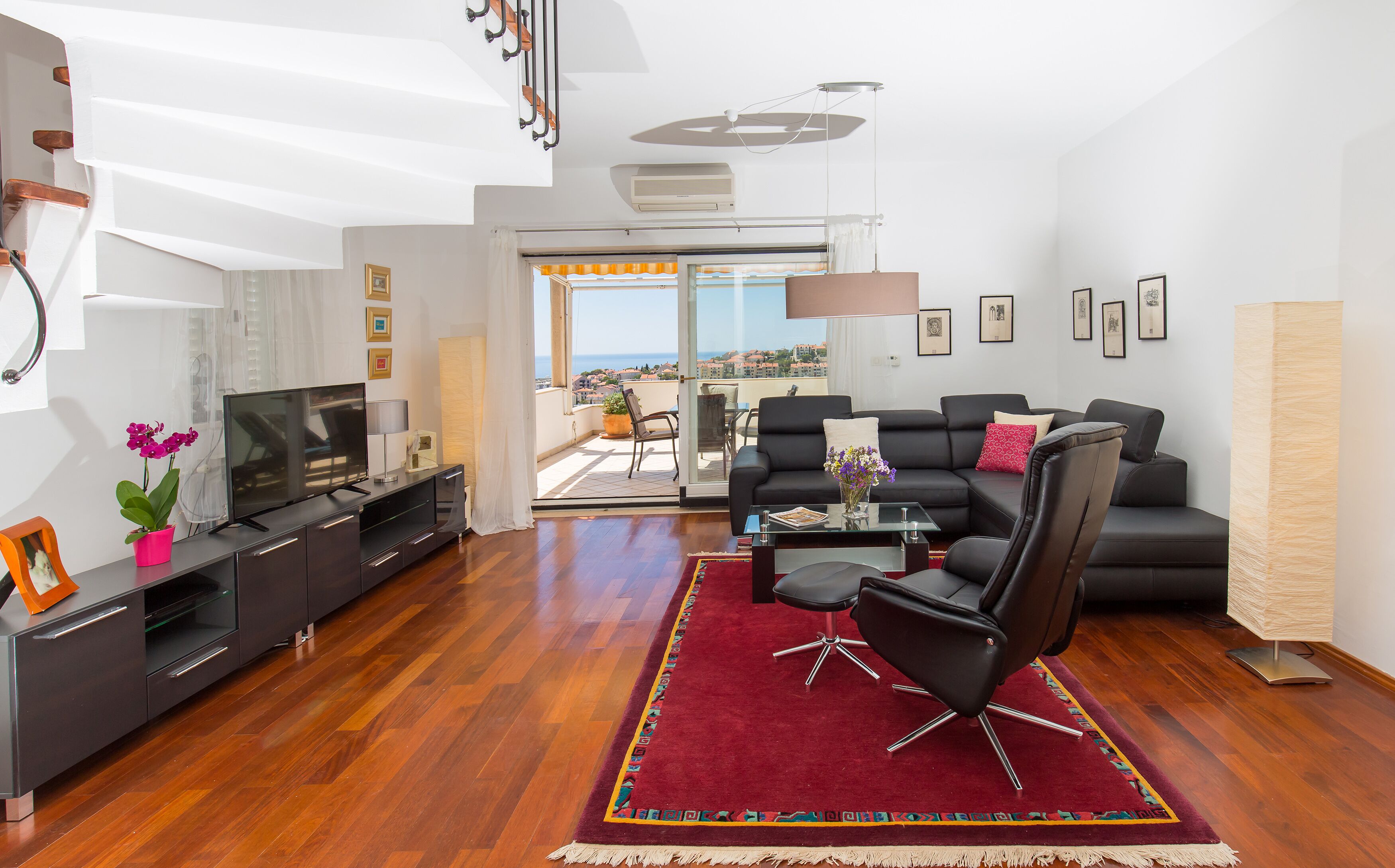 Una televisión de pantalla plana