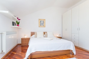 Desk, iron/ironing board, free WiFi, bed sheets - Villa Mia (Dubrovnik)