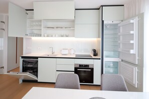 Superior-Apartment, 1 Schlafzimmer | Eigene Küche | Großer Kühlschrank, Ofen, Herdplatte, Wasserkocher