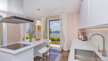 Deluxe Villa | Private kitchen | Full-size fridge, oven, stovetop, dishwasher
